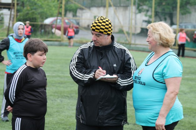 BJK Futbol Okulu'nda annelerin maçı vardı