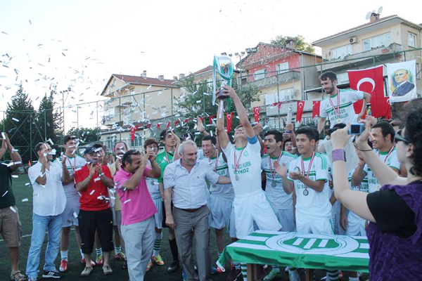 Gümüşsuyuspor şampiyonluğu kutladı