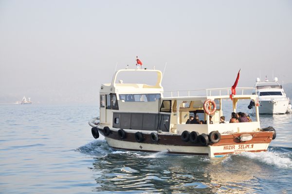 Bir yolcuyla İstinye’ye tekne gidiyor