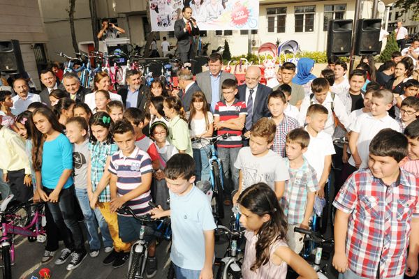 Belediye 500 çocuğa bisiklet verdi