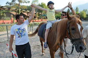 Riva’da özürlü çocuklara at üstünde terapi