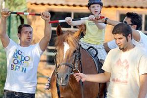 Riva’da özürlü çocuklara at üstünde terapi