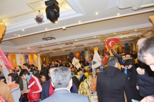 AK Partili gençler tribünü salonlara taşıdı