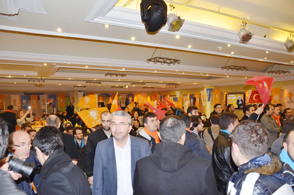AK Partili gençler tribünü salonlara taşıdı