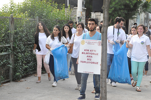 Beykoz'un çevreci gençleri çöp topladı