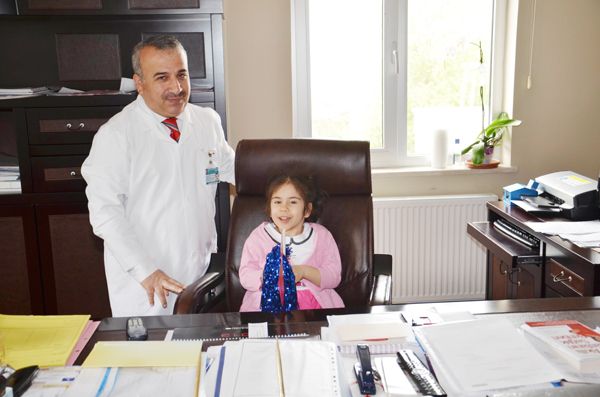 Dr. Yaşar Çelik koltuğunu devretti.