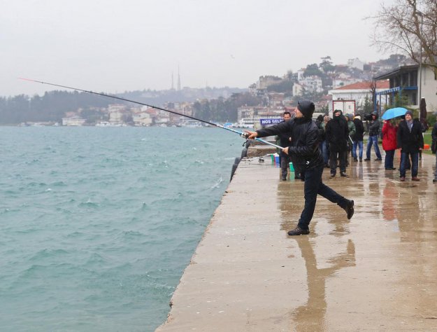 Gazeteciler Beykoz'da balık tutamadı