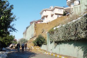 Beykoz'da istinat duvarı çöktü, 2 villa boşaltıldı!