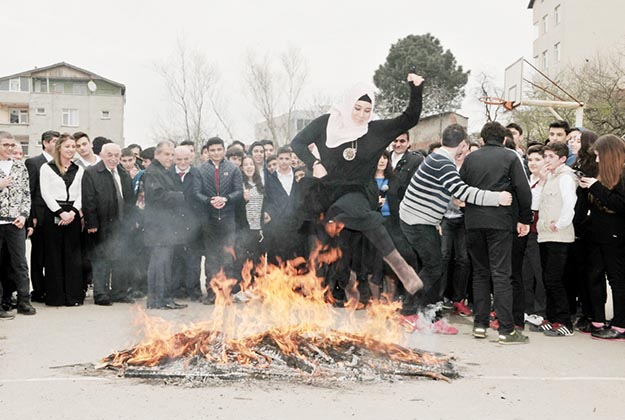 Beykoz Belediye Başkanı Nevruz ateşinden atladı
