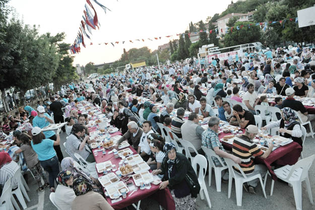 Beykoz'da dayanışmanın adresi sokak iftarları