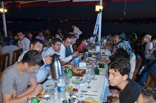 Beykoz’da iftar sofrası Ensar Muhacir kardeşliği için kuruldu