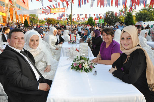 Beykoz'da 30 çifte Boğaz manzaralı nikah
