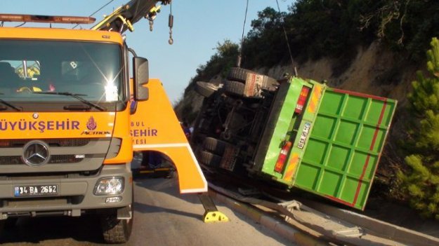Beykoz'da çöp kamyonu devrildi. Bir kişi öldü