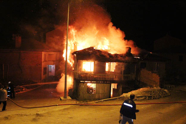 Beykoz Akbaba Mahallesi'nde yangın... 1 ölü...