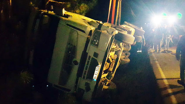 Polonezköy'de kamyon şarampole devrildi