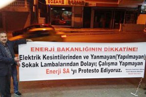 Muhtardan Enerjisa'ya protesto pankartı
