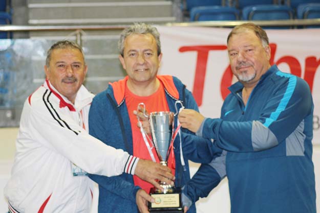 Beykoz Belediyespor kupayı aldı