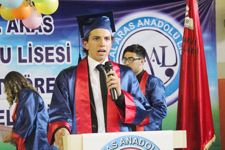 Beykoz Celal Aras Anadolu Lisesi’nde mezuniyet coşkusu
