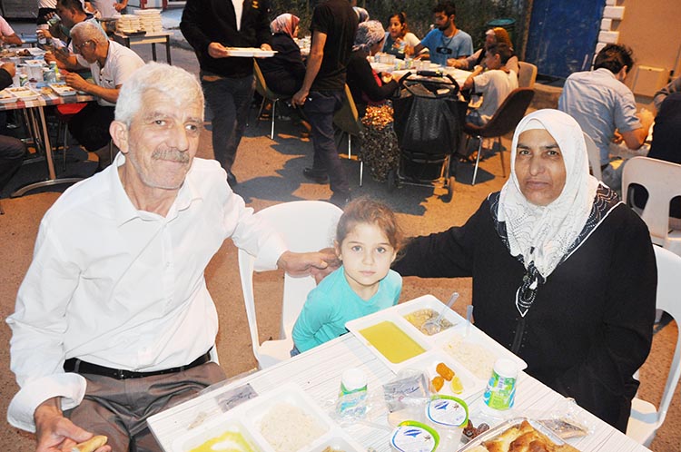 Ali Evlimen, merhum abisi için iftar yemeği verdi