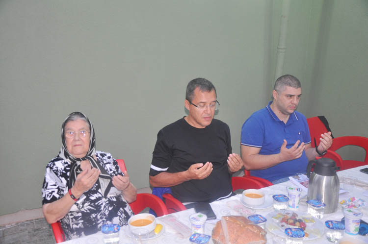 Halime ve Serdar Uraylı çiftinden TOFD’ye iftar sofrası
