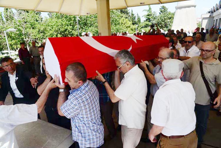 Beykoz'daki cenazede alkış krizi çabuk bitti