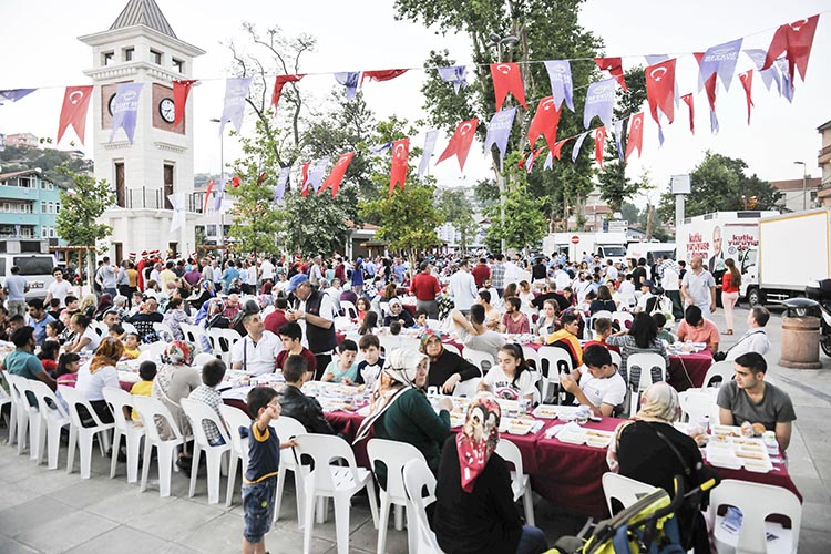 Beykoz Ortaçeşme Meydanı’ndan dört kanalda canlı iftar