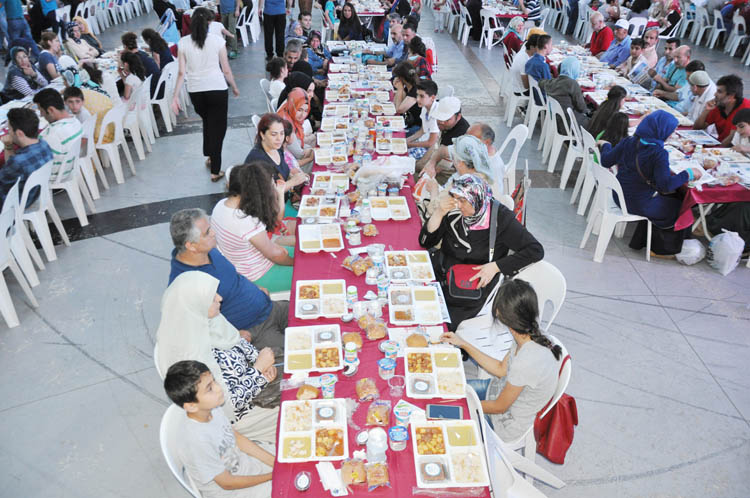 Beykoz'da protokolsüz iftar sofrası kuruldu