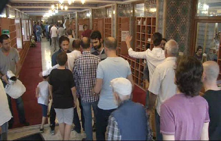 Abdullah Gül bayram namazını Kavacık'ta kıldı