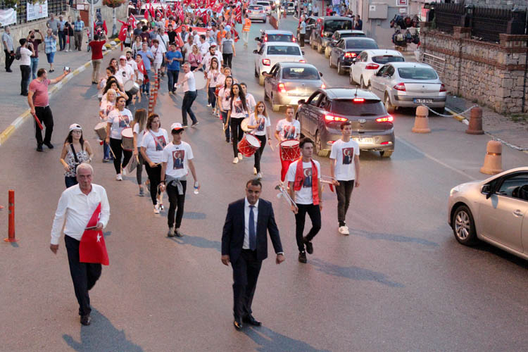 CHP Beykoz'da, Zaferi fener alayıyla kutladı