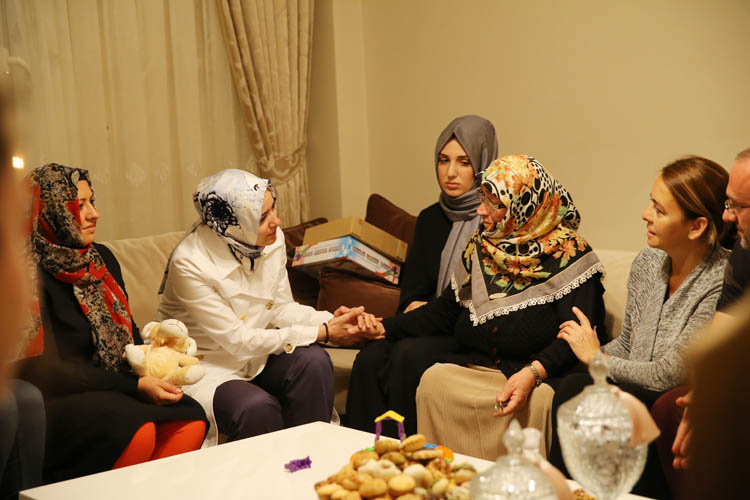 Beykoz’da şehit ailelerine Bakan ziyareti