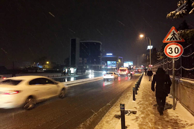 Beykoz'da beklenen kar yağışı başladı