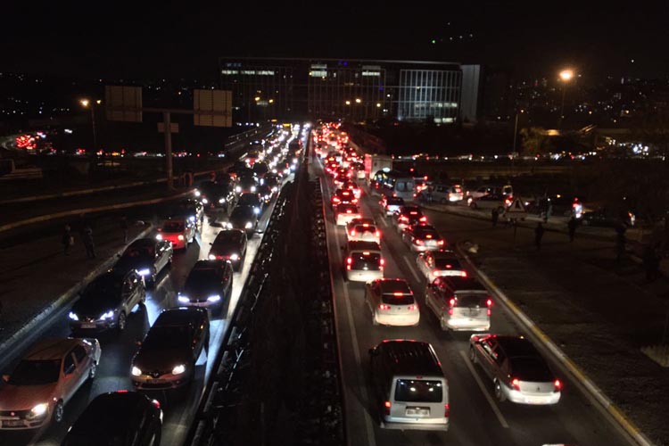 Beykoz’daki trafik İstanbul’u vurdu. Beş araç birbirine girdi