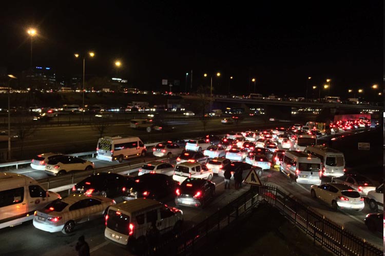Beykoz’daki trafik İstanbul’u vurdu. Beş araç birbirine girdi
