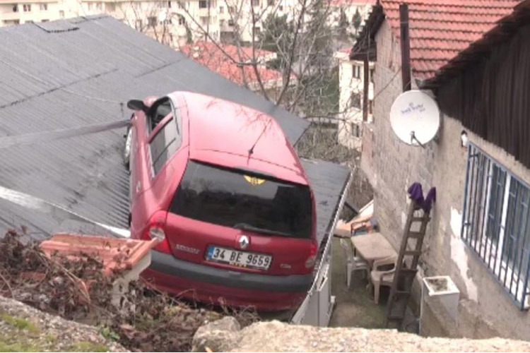 Beykoz Çubuklu'da evin çatısında bir araba