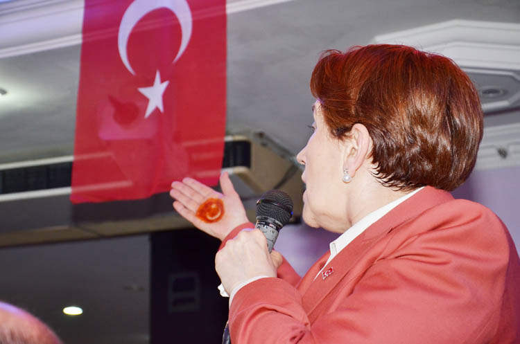 Meral Akşener, Beykoz'da salon mitingi yaptı