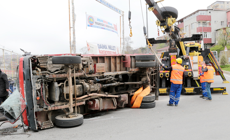 Beykoz Dedeoğlu'nda demir yüklü kamyon devrildi