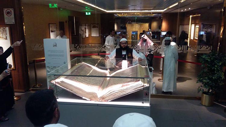 Dilmaç, Medine’de Kuran-ı Kerim müzesini gezdi