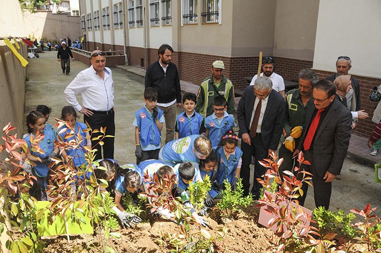 Beykoz’da yeşil okullar atıklarla yem yeşil oluyor