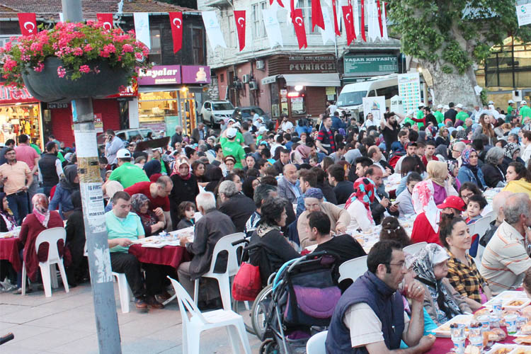 Beykoz Meydanında 5 bin kişilik iftar şöleni
