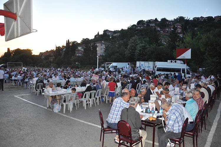 CHP Beykoz’un iftar sofrasına 2 bin kişi oturdu