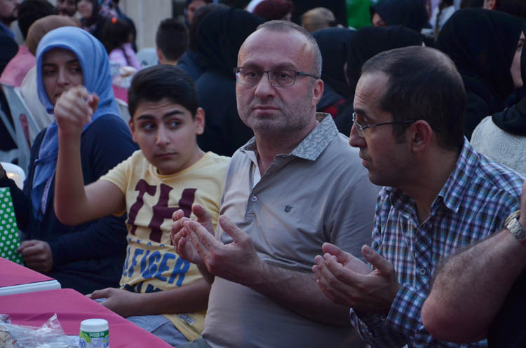 Beykozlu şehit babasından mahalle halkına iftar