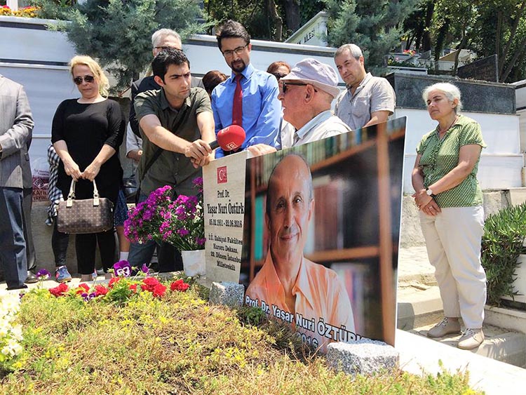 Prof. Öztürk Beykoz Kanlıca’da ki mezarı başında anıldı.
