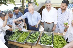 Beykoz Belediye Başkanı ücretsiz sebze dağıttı