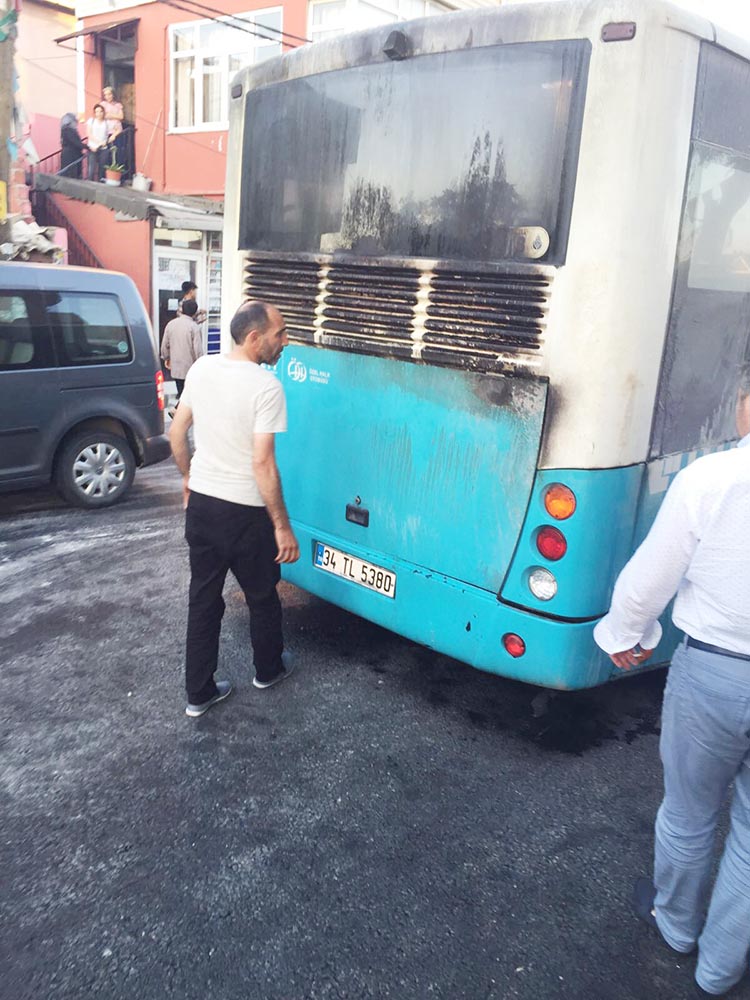 Halk otobüsünün motoru Yenimahalle’de alev aldı
