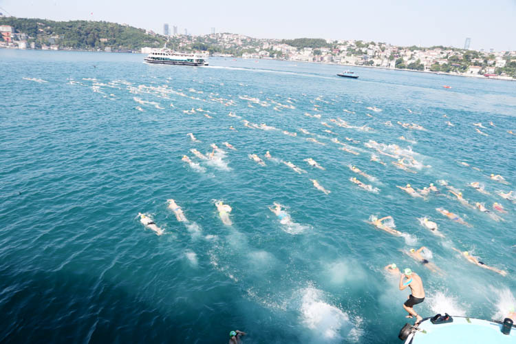 Uluslararası yüzme yarışı Beykoz'dan start aldı
