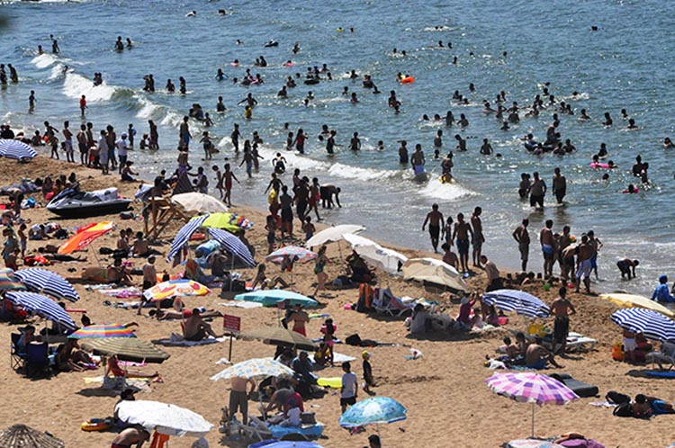 Beykoz'da plajlar doldu taştı...  Nem oranı % 92