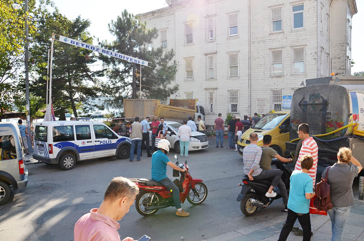 Hafriyat kamyonu Beykoz'da tarihi yalıya çarptı