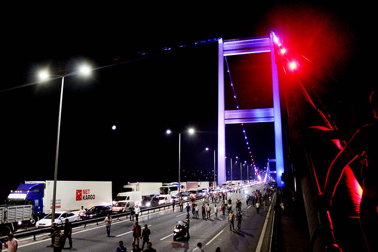 Beykoz'da köprü kapatanlar hesap veriyor