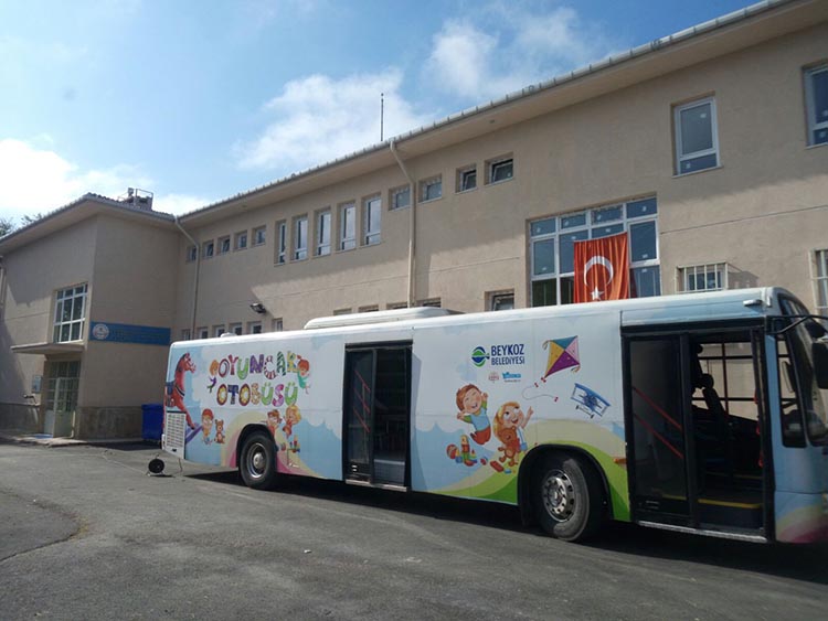 Beykozlu çocuklar için oyuncak otobüsü hizmette
