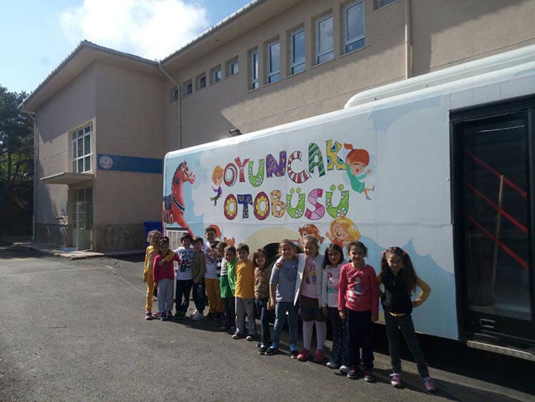 Beykozlu çocuklar için oyuncak otobüsü hizmette